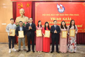 Ban tổ chức trao giải A cho tác giả, nhóm tác giả