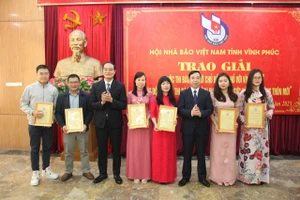 Ban tổ chức trao giải A cho tác giả, nhóm tác giả