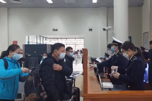 Hàng nghìn người xuất nhập cảnh tại Cửa khẩu quốc tế Móng Cái