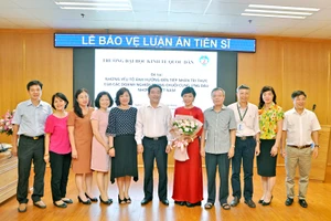 GS.TS Nguyễn Viết Lâm (thứ 4 từ phải sang) trong một buổi lễ bảo vệ luận án tiến sĩ của nghiên cứu sinh do ông hướng dẫn. Ảnh: Nhân vật cung cấp.