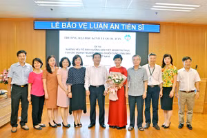 GS.TS Nguyễn Viết Lâm (thứ 4 từ phải sang) trong một buổi lễ bảo vệ luận án tiến sĩ của nghiên cứu sinh do ông hướng dẫn. Ảnh: Nhân vật cung cấp.