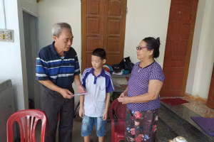 Thầy Ngô Mạnh Cường (bìa trái) luôn tâm huyết với nghề giáo và công tác từ thiện để giúp đỡ được nhiều hoàn cảnh học trò còn khó khăn vươn lên trong học tập. Ảnh: Nhân vật cung cấp. 