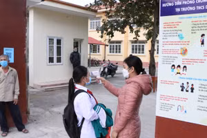 Học sinh trở lại trường học trực tiếp sau nhiều tuần phải nghỉ dịch. Ảnh: Đình Tuệ.