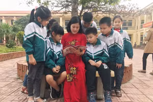 Cô Khiếu Thị Phương Thảo kể truyện cho học trò trong một giờ ra chơi. Ảnh: P.Thảo.