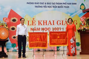Cô Vũ Thu Hương trong lễ khai giảng năm học mới 2021 - 2022. 