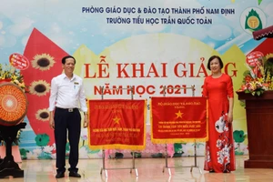 Cô Vũ Thu Hương trong lễ khai giảng năm học mới 2021 - 2022. 