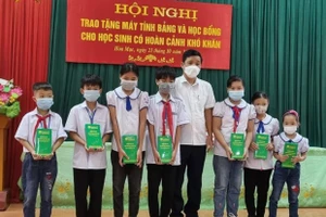 Chương trình "Sóng và máy tính cho em" mang nhiều giá trị nhân văn khi đã góp phần giúp đỡ nhiều học sinh khó khăn có được thiết bị học trực tuyến. Ảnh: Khôi Nguyên.