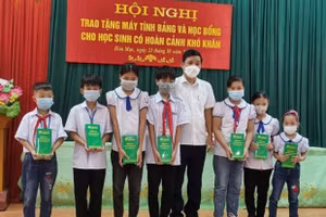 Chương trình "Sóng và máy tính cho em" mang nhiều giá trị nhân văn khi đã góp phần giúp đỡ nhiều học sinh khó khăn có được thiết bị học trực tuyến. Ảnh: Khôi Nguyên.