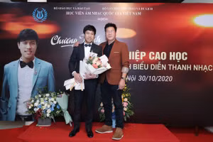 Tác giả Nguyễn Như Hoạch (bìa trái) và NSND Đỗ Quốc Hưng trong lễ bảo vệ luận văn thạc sĩ năm 2020. Ảnh: Nhân vật cung cấp.