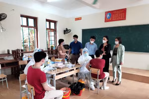 Học sinh Trường THCS Lê Hồng Phong đến trường tiêm vắc xin phòng Covid-19 trong sáng 21/11. 