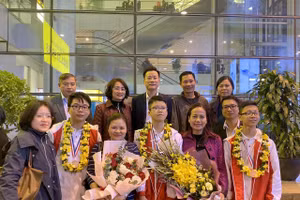 Cô Nguyễn Thu Hương (thứ 3 hàng đầu từ trái sang) chụp ảnh lưu niệm cùng các em học sinh trong một lần đi dự thi Toán quốc tế. Ảnh: NVCC.