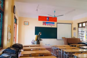 Công tác vệ sinh khử khuẩn được các nhà trường tiến hành ngay trong ngày Nhà giáo Việt Nam 20/11. Ảnh: Khôi Nguyên. 