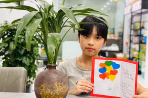 Học trò tặng cô giáo tấm thiệp do tự mình làm từ giấy màu cùng những lời chúc mừng rất ý nghĩa. Ảnh: Khôi Nguyên