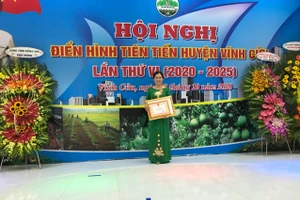 Cô Trần Thị Thanh Thảo tại Hội nghị Điển hình tiên tiến huyện Vĩnh Cửu lần thứ VI (2020 - 2025). Ảnh: NVCC.