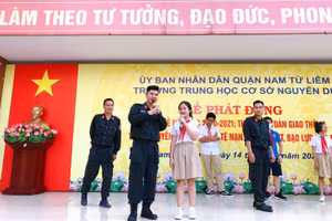 Một buổi tuyên truyền trực tiếp theo chuyên đề về phòng, chống các tệ nạn xã hội tại Trường THCS Nguyễn Du vào tháng 9/2020. 