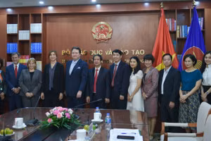 Bộ trưởng Bộ Giáo dục và Đào tạo Nguyễn Kim Sơn tiếp, làm việc với ngài Marc Knapper, Đại sứ Hoa Kỳ tại Việt Nam.