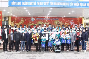 Học sinh Trường THCS Võ Thị Sáu (TP Hải Dương) nhận quà Tết