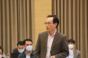 Thứ trưởng Bộ GD&ĐT Hoàng Minh Sơn trả lời báo chí ngày 4/4.