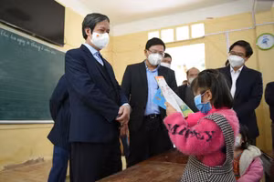 Học sinh lớp 1 Trường tiểu học Thanh sơn tự tin đọc trôi chảy bài học tiếng việt trước Bộ trưởng và đoàn công tác