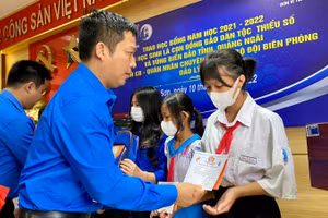 Bí thư Tỉnh đoàn Cao Lê Tùng Nghĩa trao học bổng cho các em học sinh ở huyện đảo Lý Sơn.