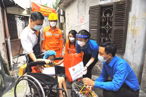 Những suất cơm và phân quà đặc biệt đã được trao tận tay các em thiếu nhi trong ngày trung thu.