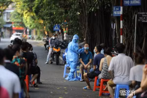 Khoảng 1.400 người được tiến hành lấy mẫu xét nghiệm sau khi phát hiện ca dương tính tại Bệnh viện Việt Đức trong hôm nay.