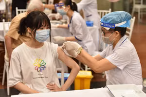 Hàng nghìn người dân quận Hoàn Kiếm đã có mặt tại Cung Văn Hoá Hữu Nghị Việt Xô để tiêm vắc xin Covid-19 trong tối ngày 9/9.