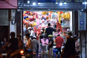 Ngày đầu Tp Hà Nội nới lỏng giãn cách cũng đúng ngày Rằm Trung thu, nhiều người dân cũng tranh thủ đưa trẻ nhỏ lên phố Hàng Mã để dạo phố, mua đồ chơi...