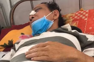 Ông H. được gia đình chuyển đến bệnh viện cấp cứu (ảnh gia đình nạn nhân cung cấp) 