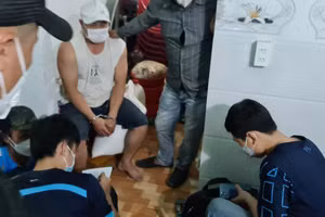 Lực lượng chức năng lập biên bản các đối tượng về hành vi đánh bạc