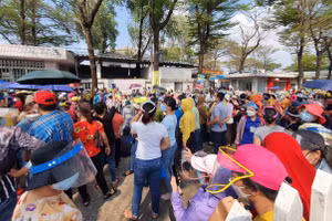 Công nhân ngừng việc vì cho rằng bị công ty cắt giảm mức thưởng tết Nguyên đán Nhâm Dần 2022. 