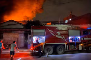 Xe chữa cháy nhanh chóng được điều đến hiện trường dập lửa