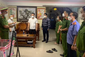 Thi hành lệnh bắt tạm giam đối với ông Võ Cao Cường, Chủ tịch UBND phường Tam Phước (ảnh do cơ quan Công an cung cấp) 