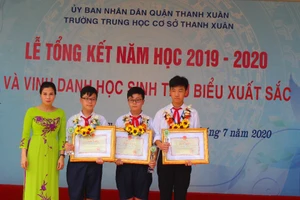 Cặp song sinh Hà thành nức tiếng với loạt thành tích học tập xuất sắc