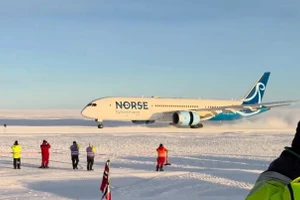 Máy bay Boeing 787 hạ cánh xuống Nam Cực.