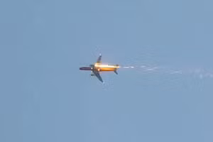 Hình ảnh máy bay chở 175 hành khách cháy động cơ trên không 