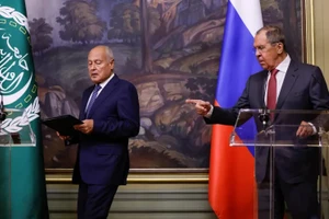 Ngoại trưởng Nga Sergei Lavrov và Tổng thư ký Liên đoàn Ả Rập Ahmed Aboul Gheit (trái) tham dự một cuộc họp báo. (Ảnh: Reuters).