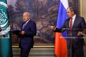 Ngoại trưởng Nga Sergei Lavrov và Tổng thư ký Liên đoàn Ả Rập Ahmed Aboul Gheit (trái) tham dự một cuộc họp báo. (Ảnh: Reuters).