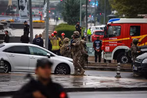 Lực lượng an ninh Thổ Nhĩ Kỳ có mặt sau vụ đánh bom bên ngoài Bộ Nội vụ ở Ankara. (Ảnh: AP)