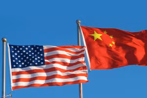 Quốc kỳ Mỹ và Trung Quốc. (Ảnh: Diplomacybeyond)