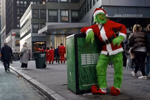 Chùm ảnh đường phố New York đỏ rực hình ảnh ông già Noel 