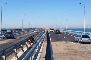 Cầu Crimea được thông xe hoàn toàn.