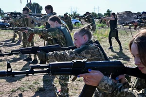 Các nữ học viên tham gia huấn luyện sử dụng vũ khí ở ngoại ô Kiev, Ukraine. (Ảnh: AFP)