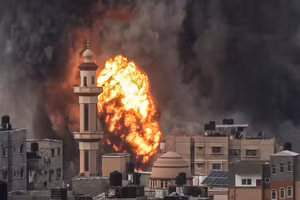 Lửa bùng lên sau cuộc không kích của Israel vào Rafah ở phía nam Dải Gaza. (Ảnh: AFP)