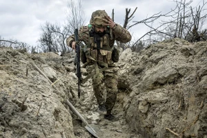 Binh sĩ Ukraine ở tiền tuyến. (Ảnh: Getty Images)