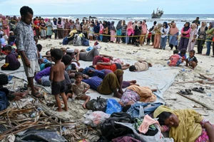 Hình ảnh hơn 100 người tị nạn Rohingya vật vờ khi đến Indonesia 