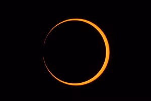 Chùm ảnh nhật thực 'vòng lửa' hiếm gặp gây ngạc nhiên