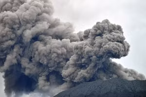 Hình ảnh núi lửa Indonesia phun trào khiến ít nhất 11 người thiệt mạng 