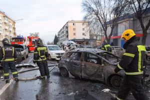 Bộ Tình trạng khẩn cấp đã dập tắt lửa tại những chiếc ô tô bốc cháy do quân đội Ukraine tấn công ở trung tâm Belgorod. (Ảnh: Sputnik)