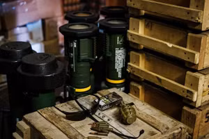 Thùng tiếp tế quân sự tại một tiền đồn của Ukraine. (Ảnh: Marcus Yam/Getty Images)